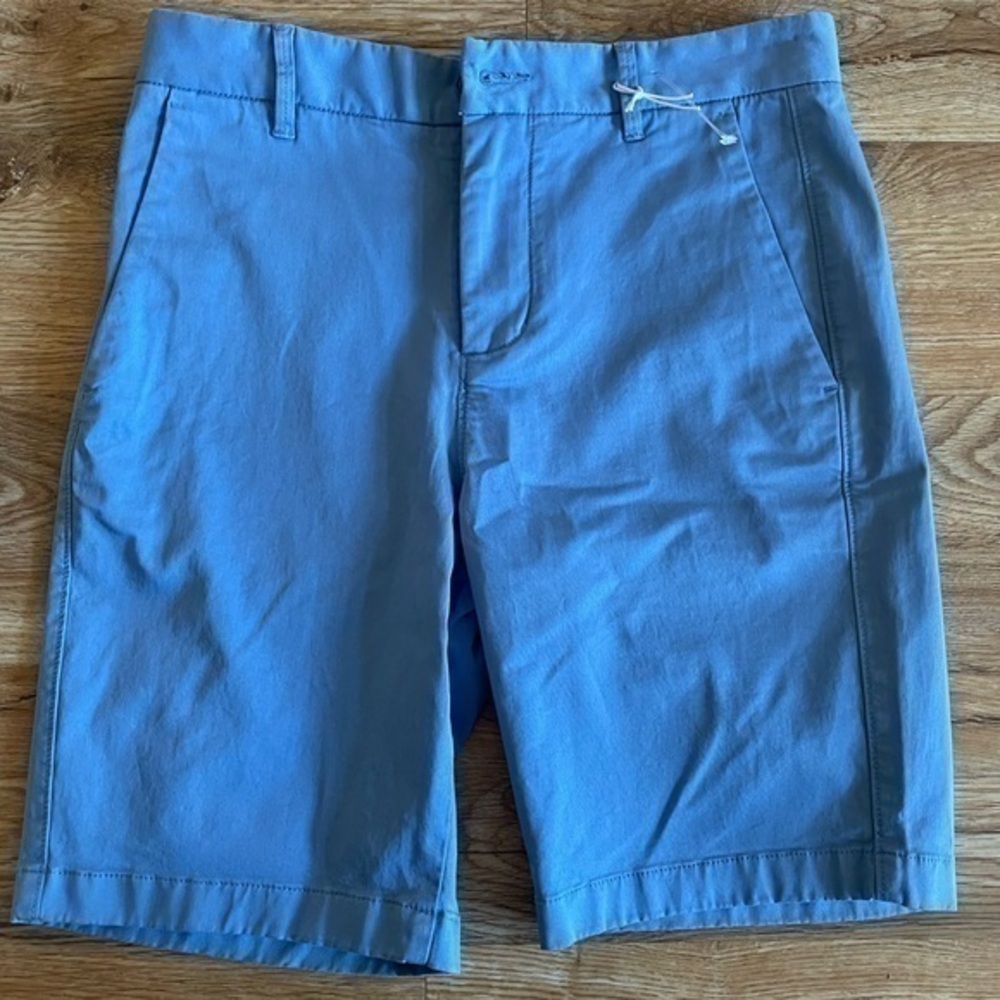 Everlane Men's 7” Slim-Fit Performance Chino Short Size 29 
Stylish men's short